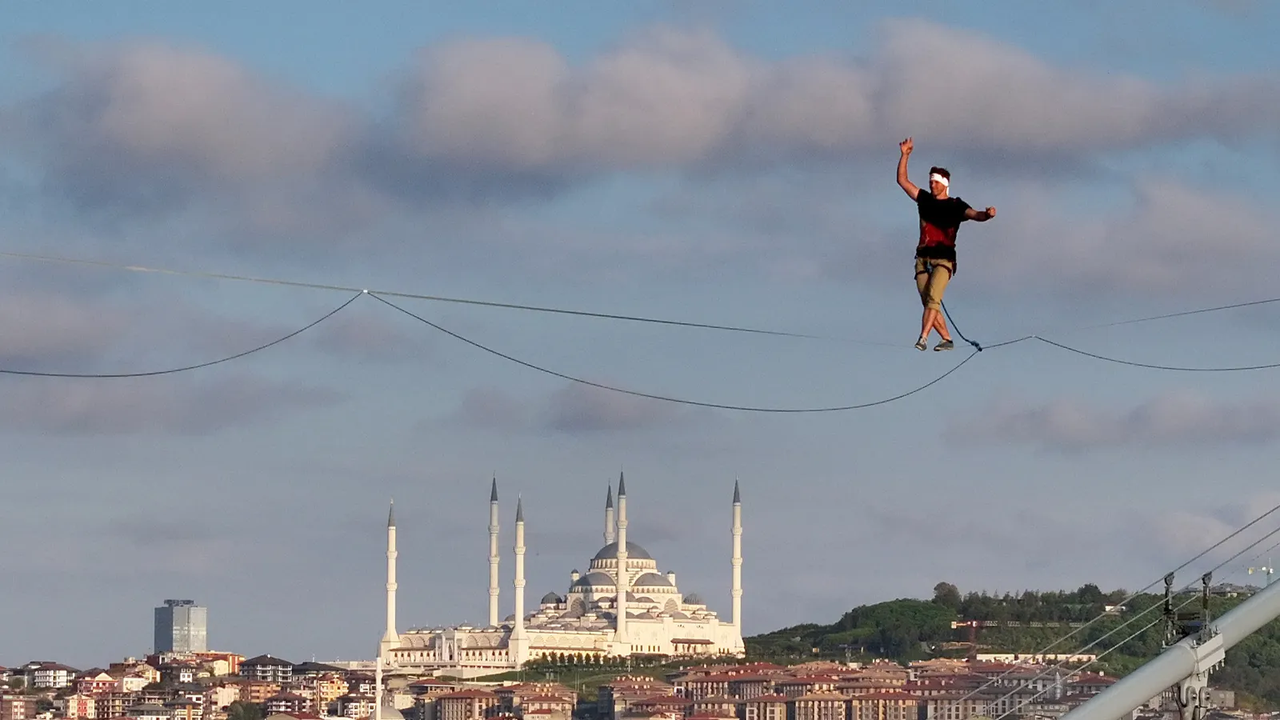 Boğaziçi'nde Gerilim Dolu Anlar: Gözü Kapalı İp Üstünde Avrupa'ya Atladı